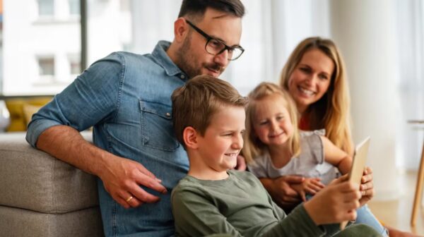 familia discute el uso responsable del celular y cómo reducirlo